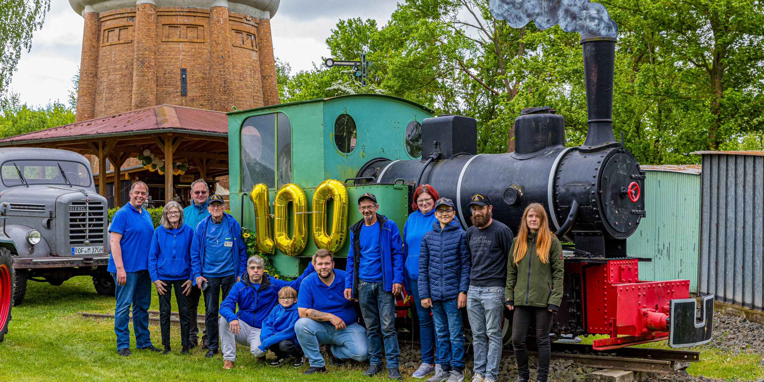 (PM EF Bebra) 2025-05-27d – Gruppenaufnahme beim Lok-Geburtstag