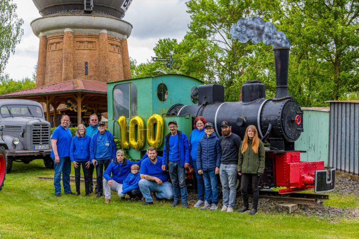 (PM EF Bebra) 2025-05-27d – Gruppenaufnahme beim Lok-Geburtstag