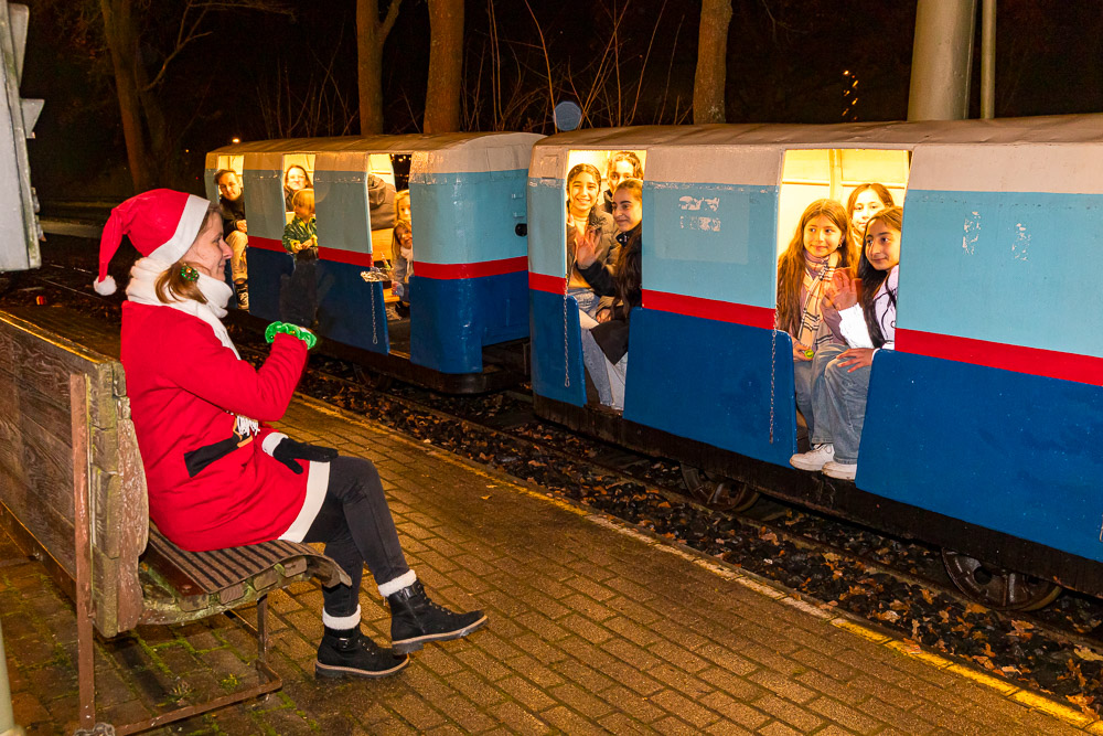 Herr und Frau Nikolaus begeistern Groß und Klein am Bebraer Wasserturm