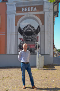 Herr Matuschak besuchte im Sommer 2019 bei einem Rundgang durch Bebra auch am Rathausmarkt das Wandgemälde "seiner" 01 1102.