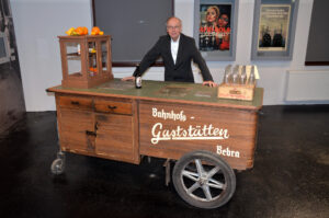2022 besuchte Siegfried Matuschak für seinen Vortrag über die Aufarbeitung der 01 1102 die Dauerausstellung im Bahnhof Bebra.